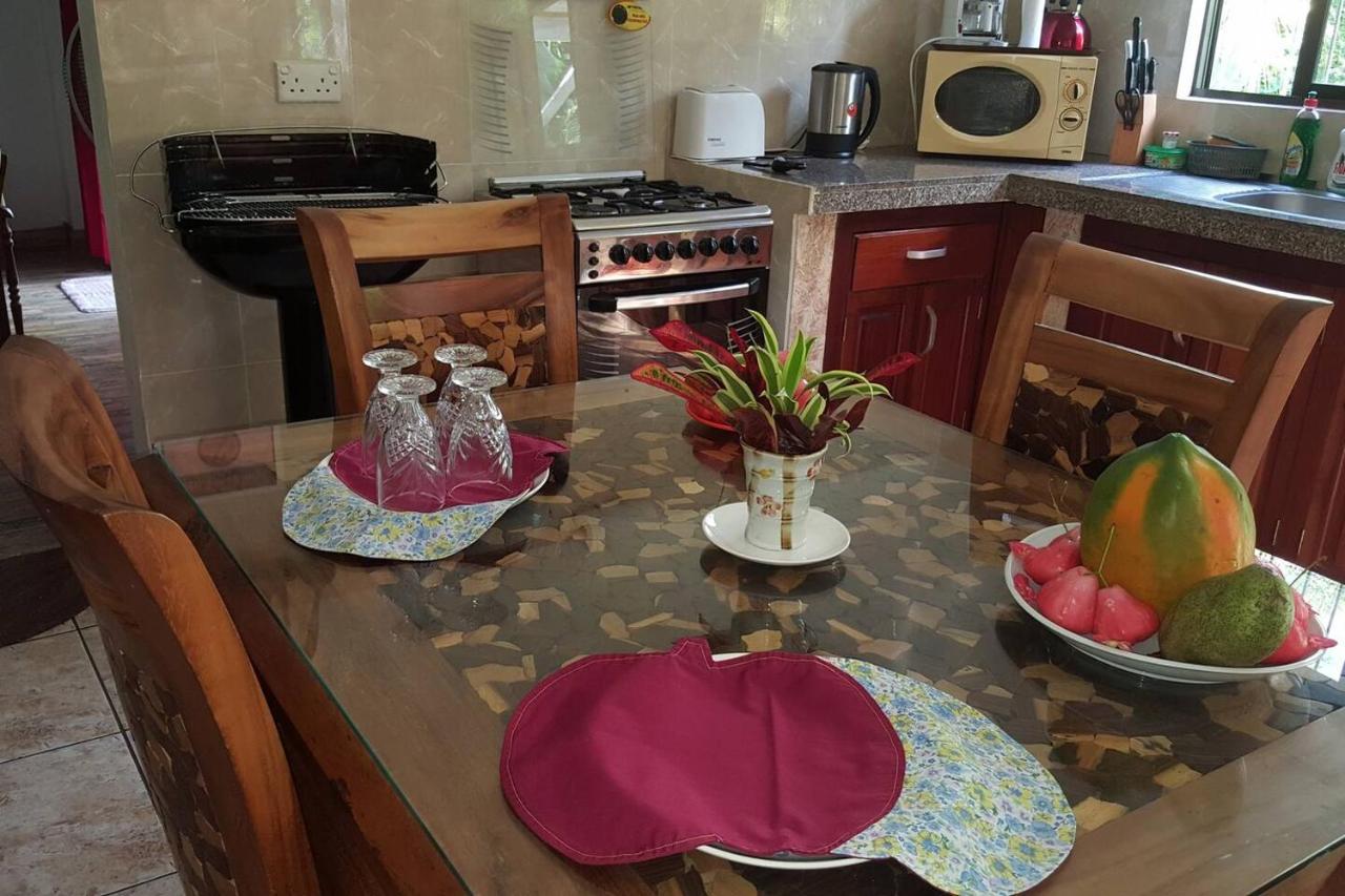 Gigi'S Self Catering Apartment Port Glaud Ngoại thất bức ảnh
