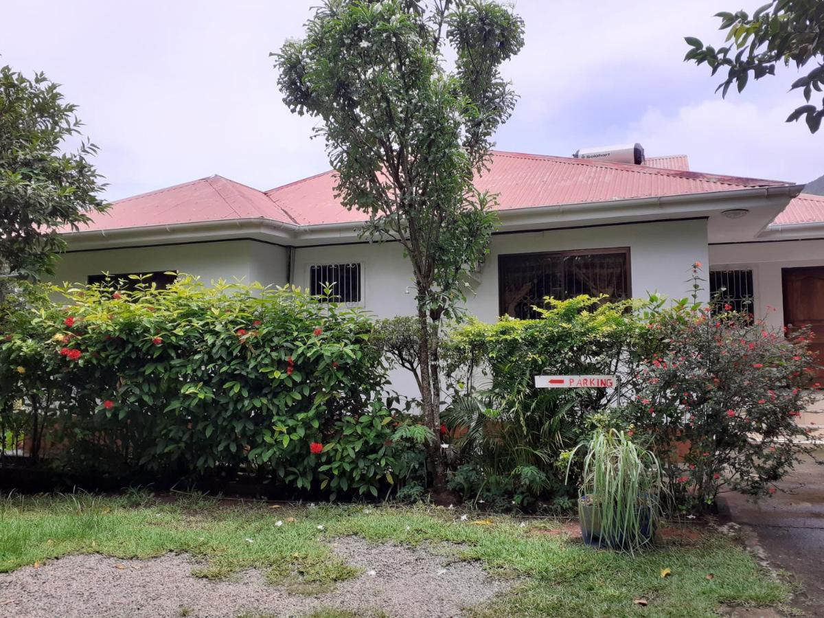 Gigi'S Self Catering Apartment Port Glaud Ngoại thất bức ảnh